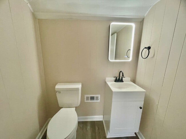 Building Photo - Spacious Newly Renovated 4-Bedroom Farmhou...