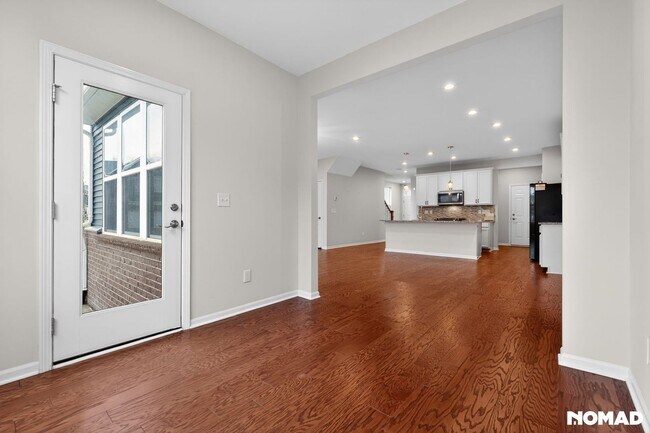 Building Photo - 2851 Fairgrove Cres