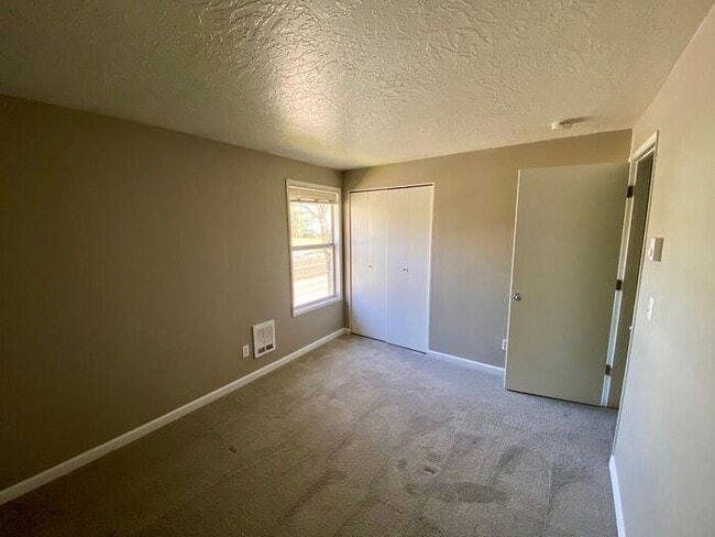 Building Photo - 2 bedroom unit. Pets OK! Lots of upgrades!...