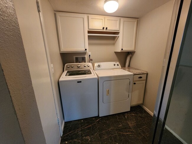Building Photo - Huge 3 Bed 2 Bath Home With Patio, Deck, a...