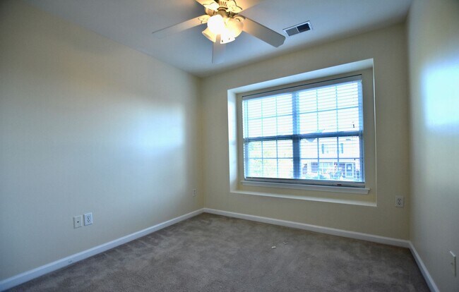 Building Photo - 3 bedroom 2.5 bath townhome