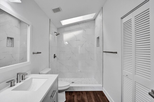 Building Photo - 9821 NW 5th Pl