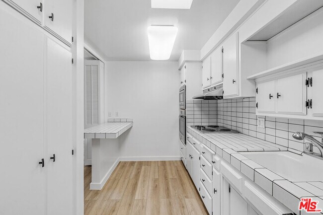 Building Photo - 825 S Gretna Green Way