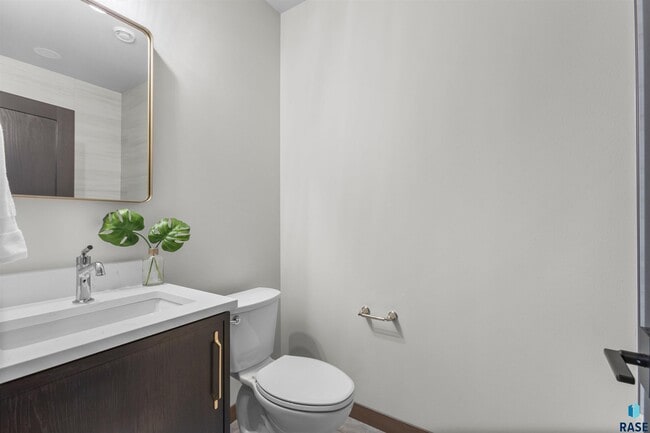 Building Photo - 2807 S Terry Ave