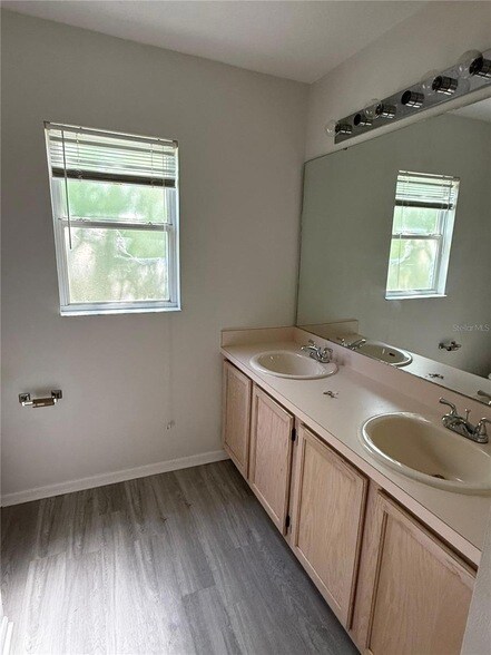 Building Photo - 2833 Falling Tree Cir