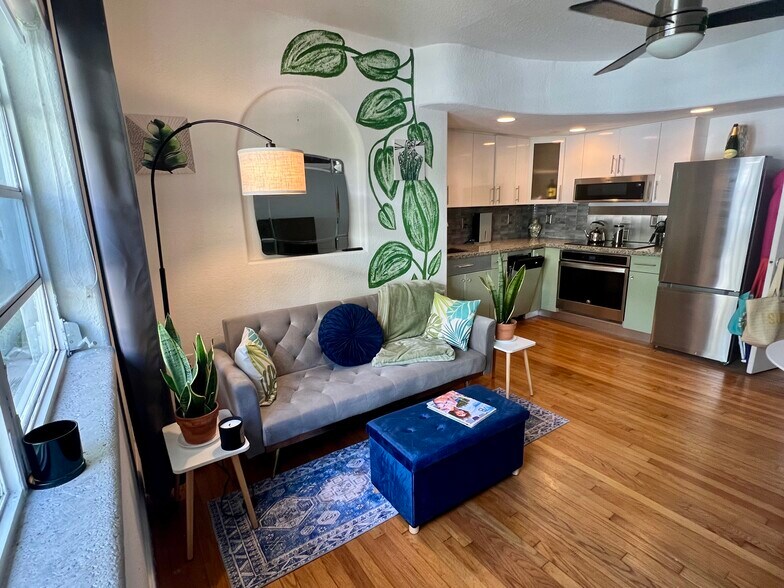 Living room and kitchen kitchen - 901 Euclid Ave