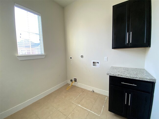 Building Photo - 9510 Cedarpost Square St