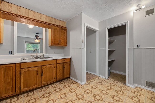 Building Photo - Bed 2 Bath In Quiet Neighborhood!
