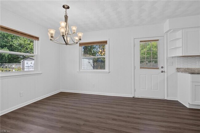 Building Photo - 3044 Camelot Blvd