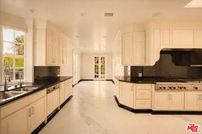 Building Photo - 801 Alta Dr