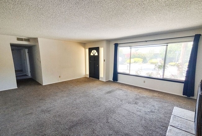 Building Photo - 3 bedroom, 2 bath home in the desirable be...