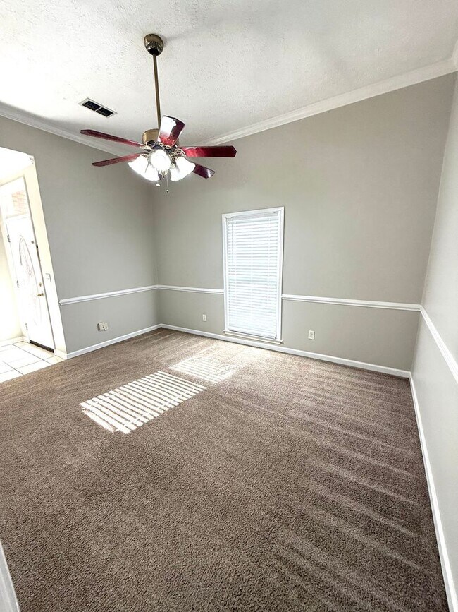 Building Photo - ** 4 bed 2.5 bath located in Sturbridge in...