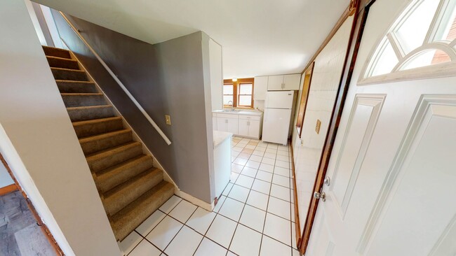 Building Photo - 4 Bedroom / 1 Bath Home For Rent!