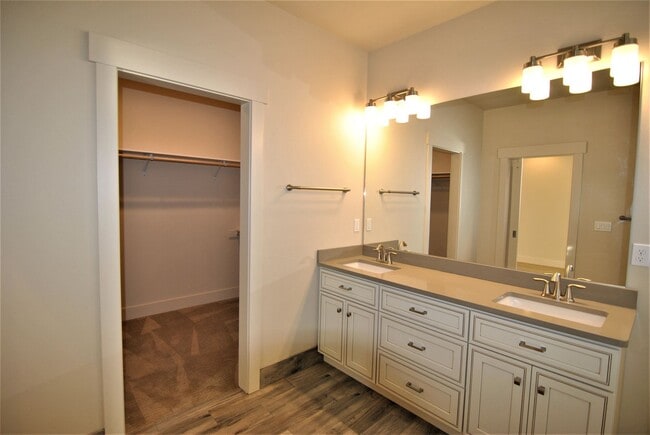 Building Photo - 1704/1706 Danny Boy Lane Duplex