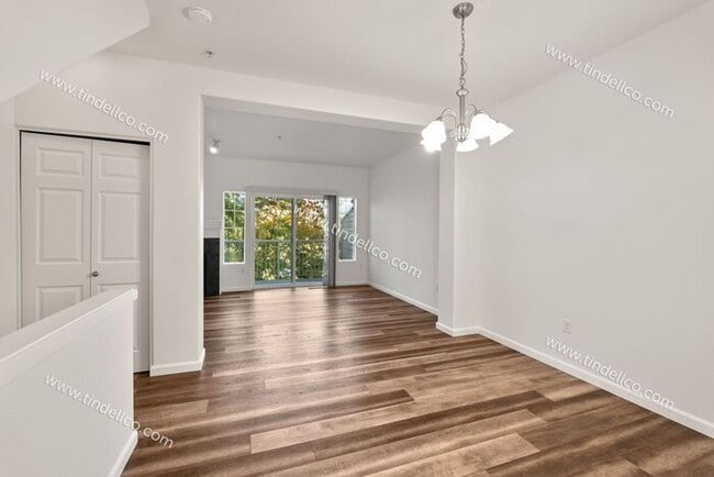 Building Photo - Charming Townhome w/ Fireplace, Balcony & ...