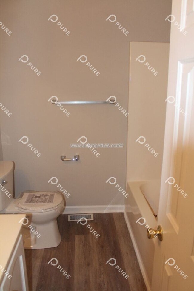 Building Photo - 2817 Wynterhall Rd SE