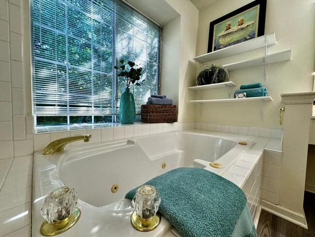 Building Photo - Available 08-08-25 in Cedar Crossing! A Pe...