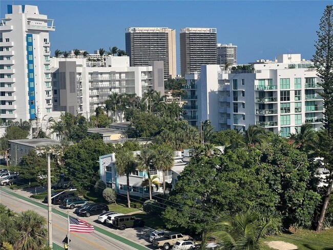 Building Photo - 10350 W Bay Harbor Dr