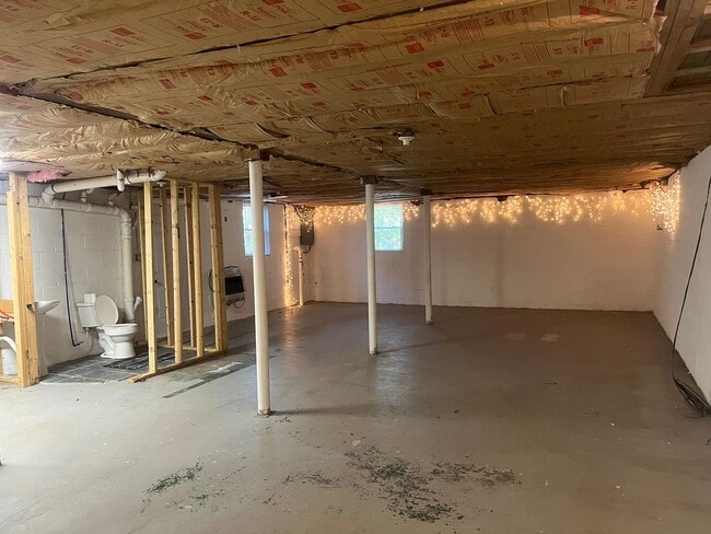 Building Photo - Gorgeous private home in Altavista!