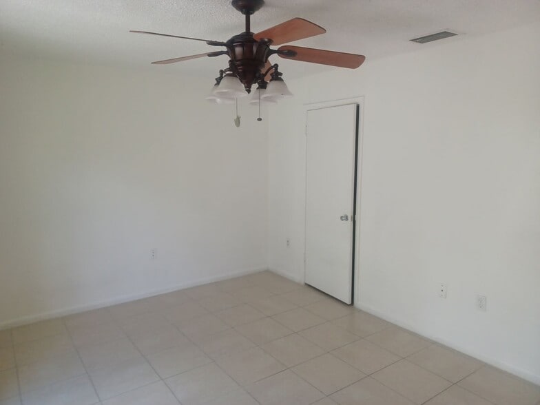 Building Photo - 4808 Lucaya Dr