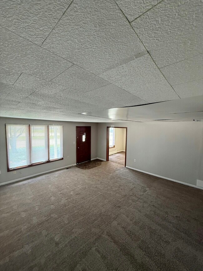 Building Photo - 409 E 9th St
