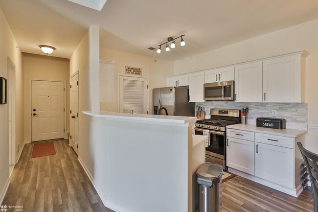 Building Photo - Bright, spacious 2-bedroom / 2-bath condo available now!