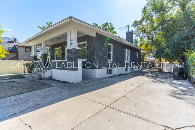 Building Photo - 231 400 N