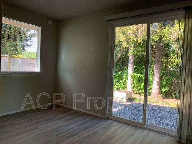 Building Photo - 3618 E Rusley Dr