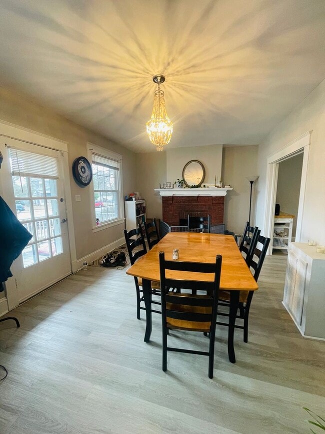 Building Photo - Beautifully Renovated 3bdrm/1.5bth Home Located in Richmond's North-side!