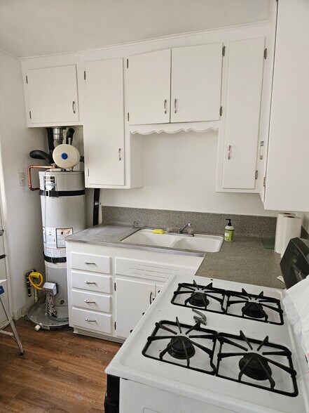 Kitchen - 633 San Pedro Dr SE