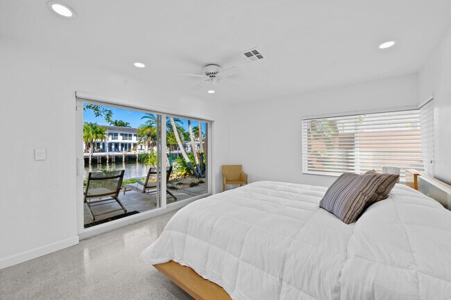 Building Photo - 2809 NE 25th St