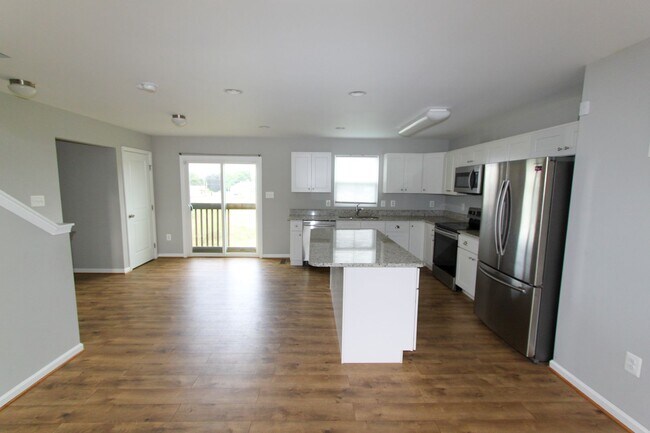 Building Photo - 4 Bed, 2.5 Bath Single Family Home in Mart...