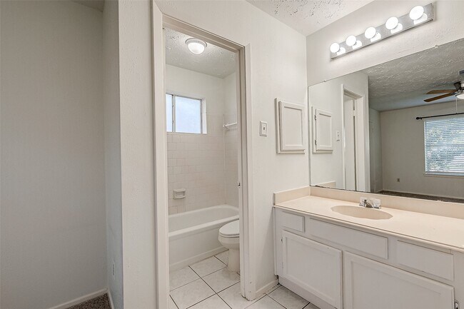 Building Photo - 3906 Quiet Pl Dr