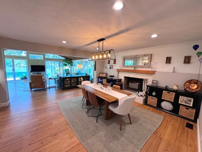 Building Photo - Lakefront Great Neck Home! 4/2.5 brick ranch in lovely Southern Point