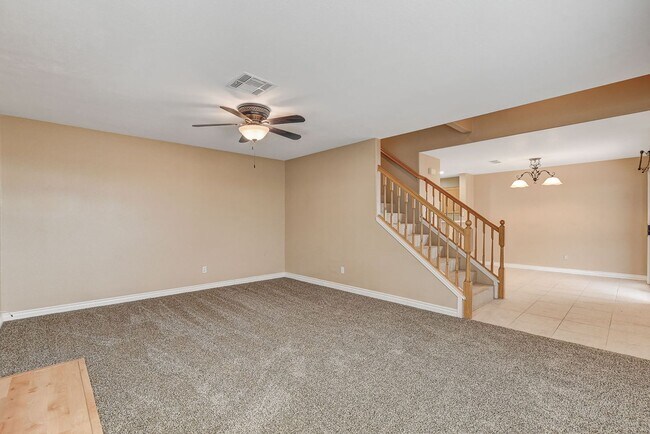 Building Photo - Spacious Townhome w/large yard! Near Summe...