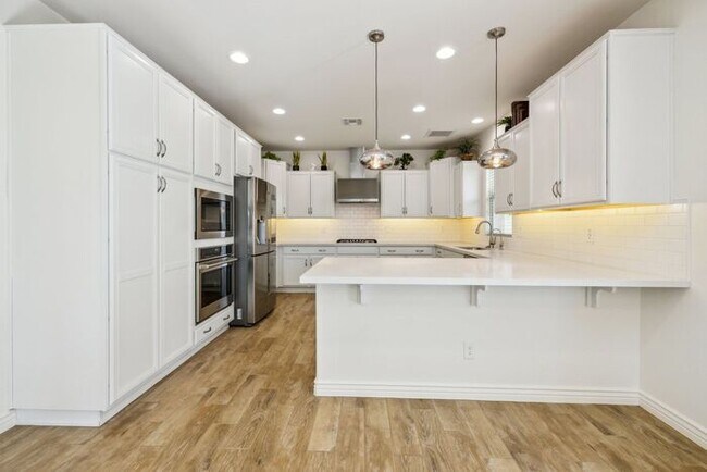 Building Photo - Modern 4-bedroom, 3.5-bathroom single-family home in the heart of North Tempe