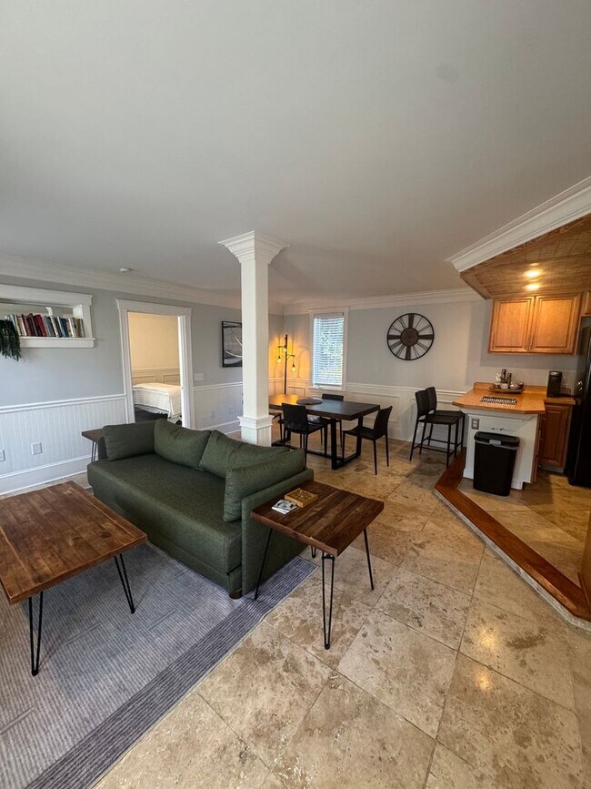 Building Photo - 6-Month Lease Option Available — Stylish First-Floor Condo by Daffin Park with All-Inclusive Util...