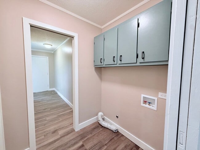 Building Photo - Stunningly Renovated 3 Bed, 2 Bath Home in...