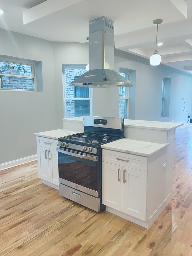 Building Photo - 5906 W Midway Park