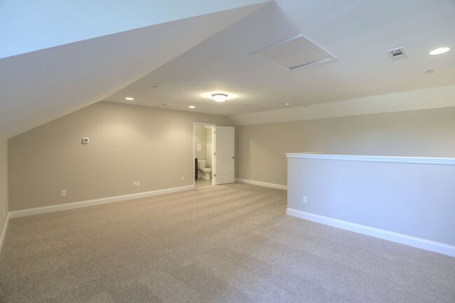 Building Photo - Well appointed Townhome