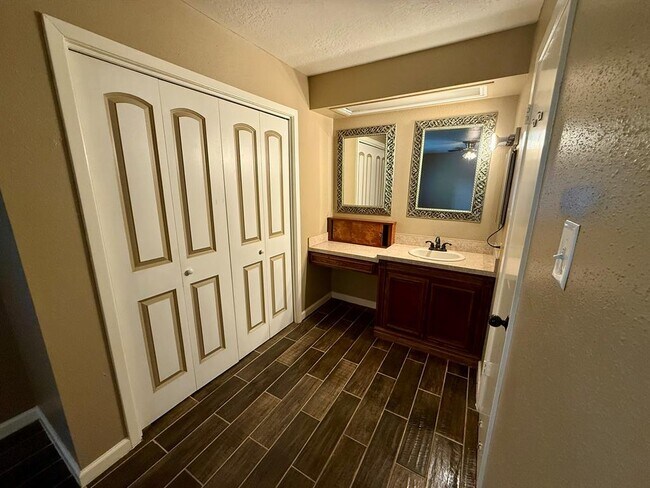 Building Photo - 9407 Pinole Ln