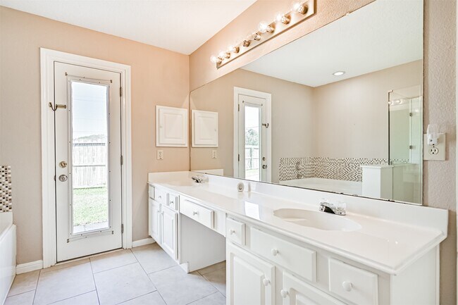 Building Photo - 4014 Ivywood Dr