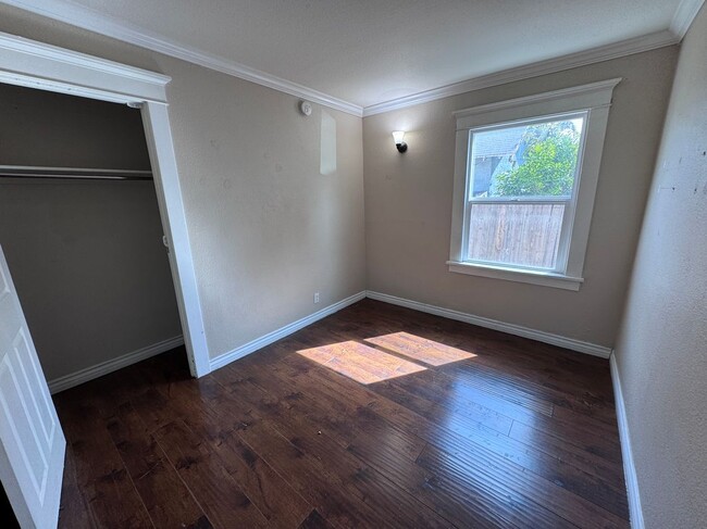 Building Photo - 841 W 64th St