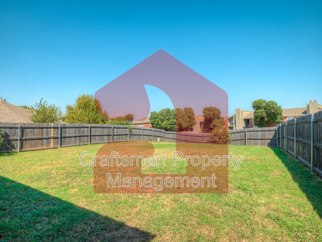 Building Photo - 2707 Silvertree Dr
