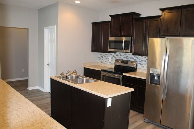 Building Photo - Spacious 5 Bedroom Home in Avon.