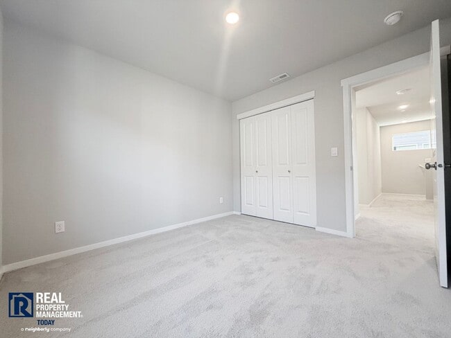 Building Photo - Stunning 4-Bedroom Home with Mount Rainier Views in Rainier Ridge!