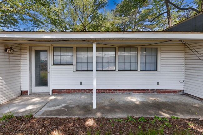 Building Photo - 1707 Buena Vista Cir SE