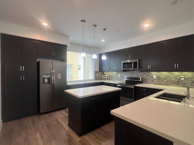 Building Photo - *** $1000 Move in Special*** Completely upgraded large townhome with solar!!