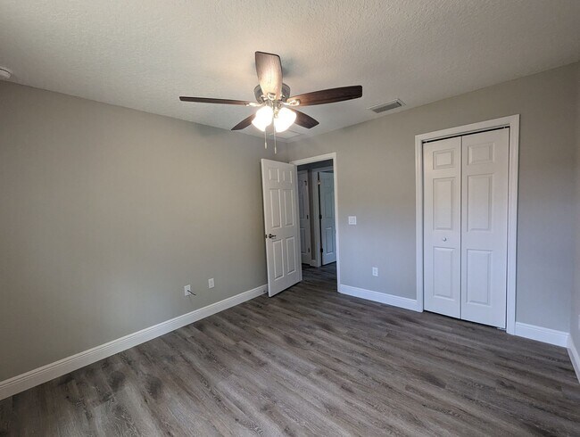 Building Photo - New 3/2/2 fenced home with Many Upgrades i...