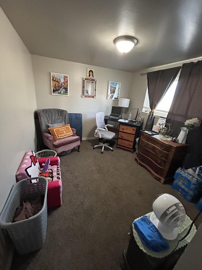Building Photo - "Charming 2-Bed Oasis with 900 Sq Ft of Comfort in Washington Terrace!"